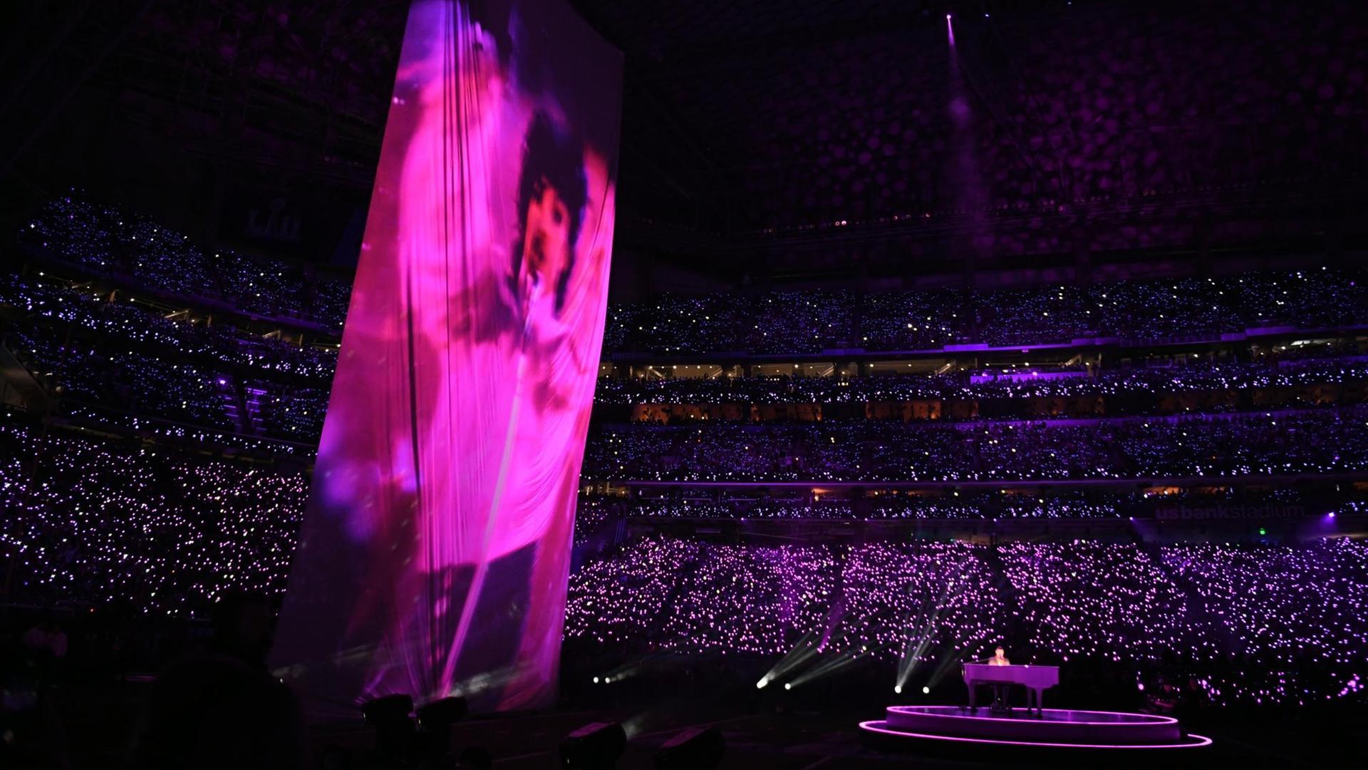 Justin Timberlake singt in der Halbzeitpause "I Would Die 4 U" des verstorbenen Sängers Prince. Der scheint von der Leinwand aus über ihn zu wachen.