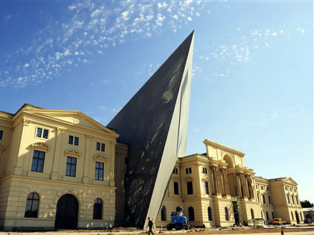 Ein Bundeswehrangehöriger geht in Dresden an der Front des Militärhistorischen Museums der Bundeswehr mit dem "Libeskind-Keil" vorbei. Ein Bundeswehrangehöriger geht in Dresden an der Front des Militärhistorischen Museums der Bundeswehr mit dem "Libeskind-Keil" vorbei.