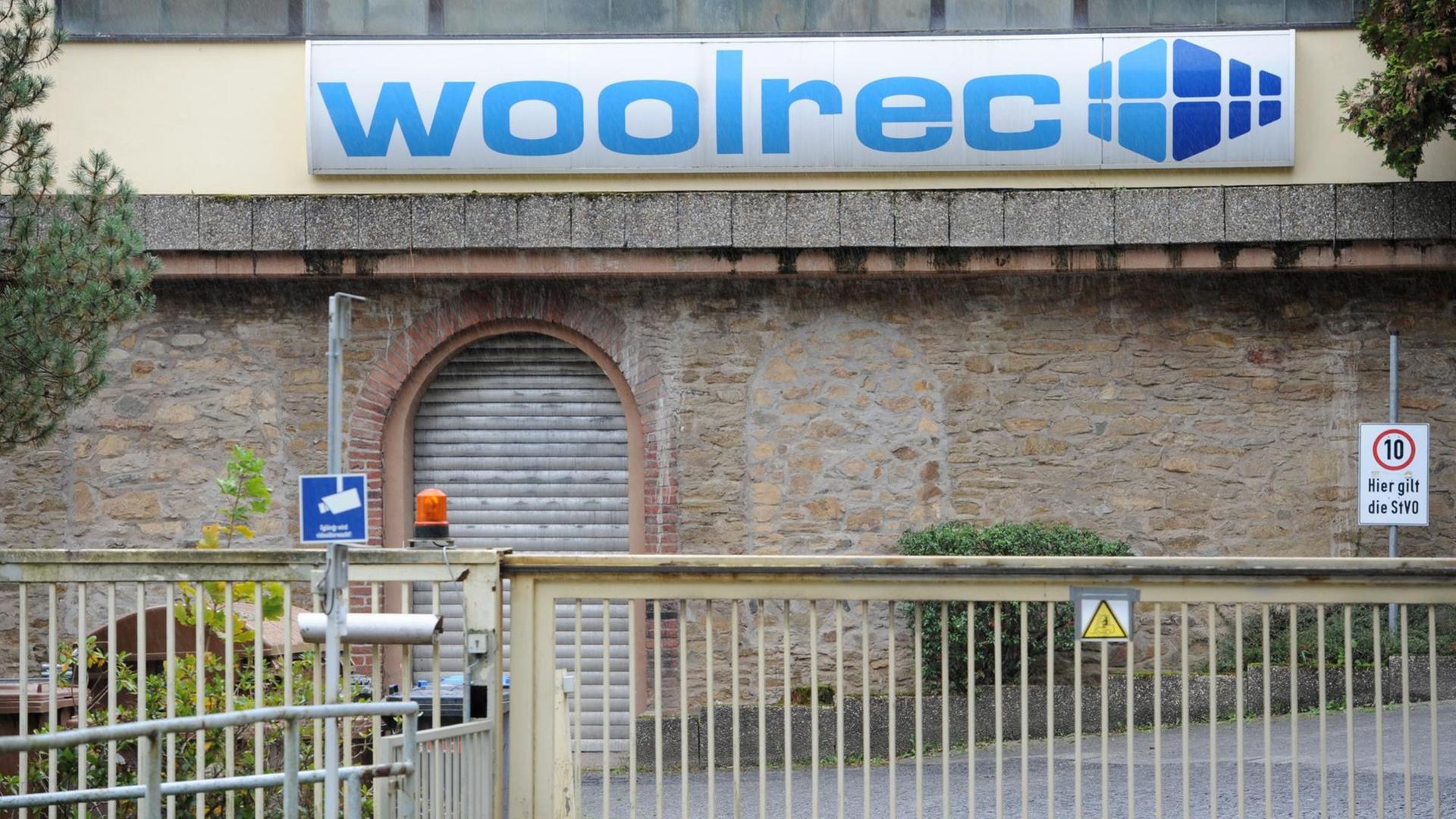 Ein Firmenschild auf einem Gebäude der inzwischen geschlossenen Firma Woolrec im mittelhessischen Braunfels-Tiefenbach.