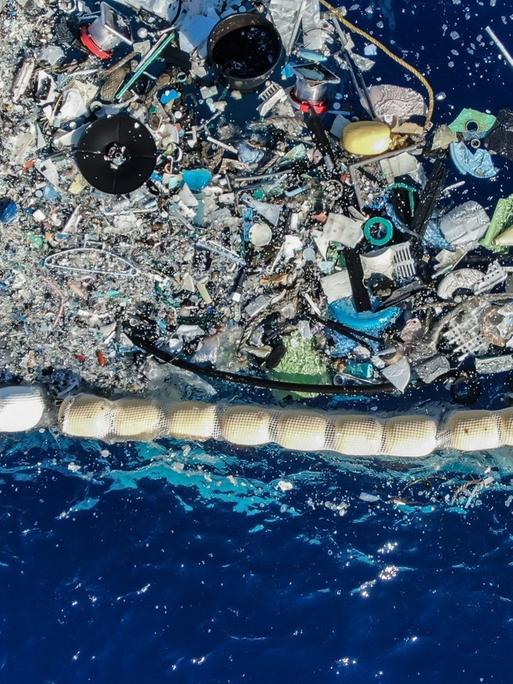 Ein Prototyp des Ocean Cleanup im Meer aus der Luft aufgenommen