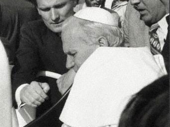 Papst Johannes Paul II. bricht unmittelbar nach den Schüssen auf dem Petersplatz am 13. Mai 1981 zusammen.