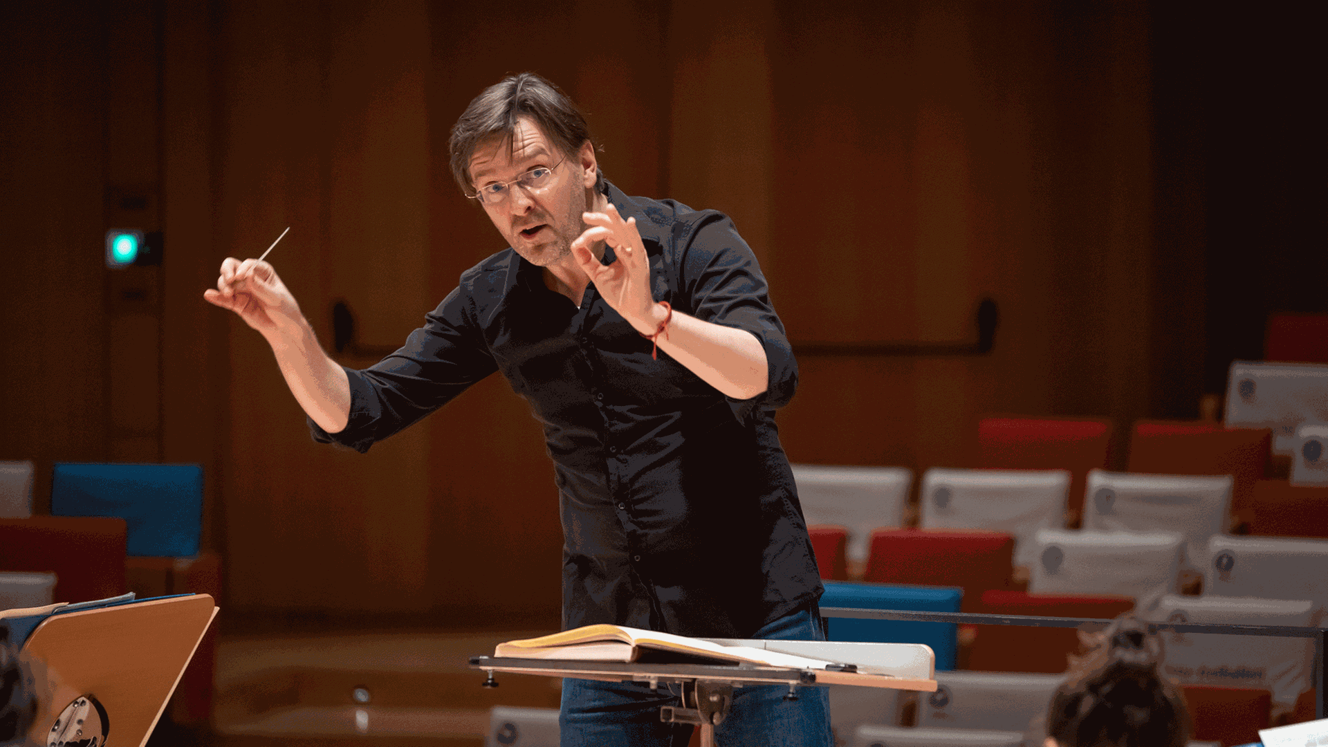 Der Dirigent Tomáš Netopil dirigiert die Dresdner Philharmonie am 26.3.21.