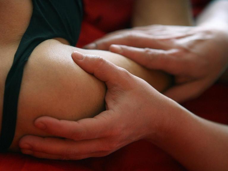 Eine Frau wird in einer Praxis für Osteopathie behandelt.
