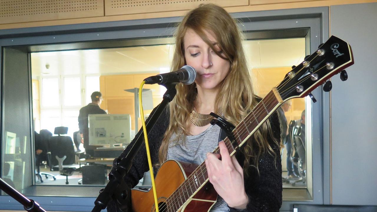 Singer/Songwriterin Missincat singt im Deutschlandradio Kultur