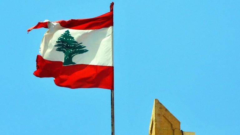 Eine libanesische Flagge an einem Gebäude in Beirut weht im Wind