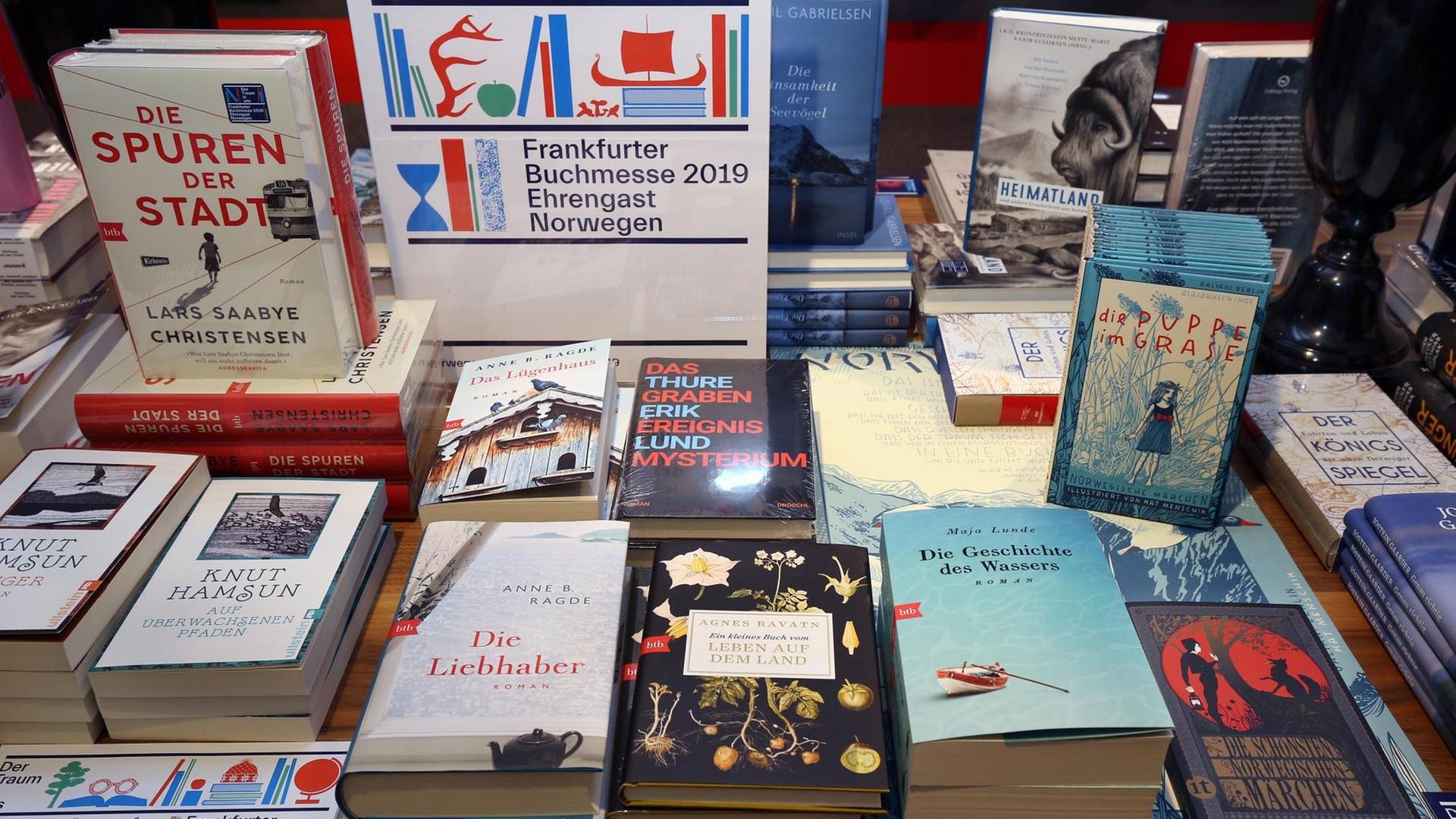 Büchertisch einer Buchhandlung mit Literatur aus Norwegen.