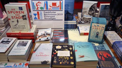 Büchertisch einer Buchhandlung mit Literatur aus Norwegen.
