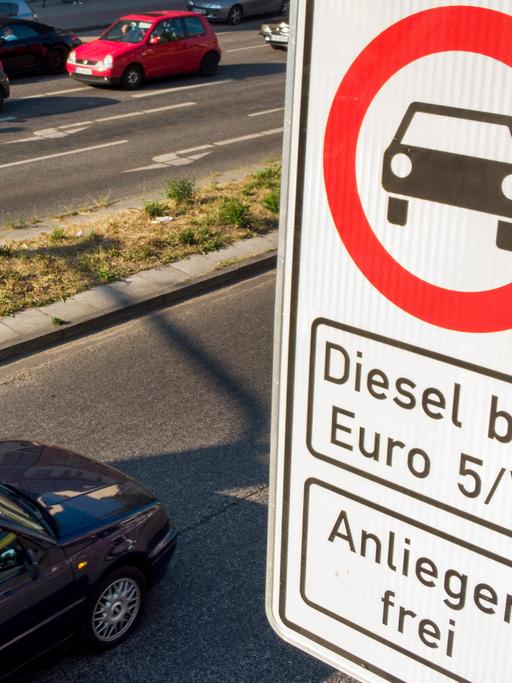 Schilder verkünden Fahrverbote für Diesel-Fahrzeuge in Hamburg