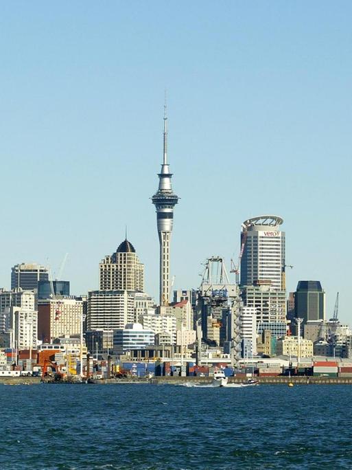 Die Skyline von Auckland vom Wasser aus betrachtet.