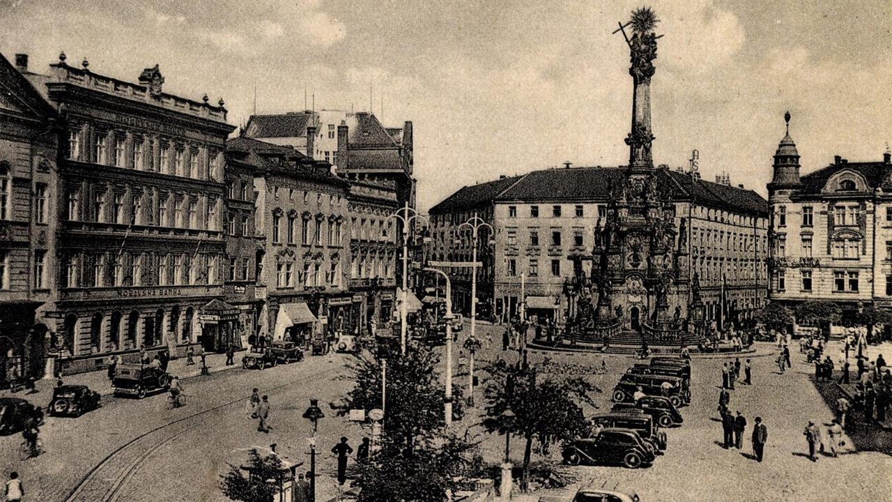 Straßenansicht von Olmütz/Olomouc um 1935 mit der Dreifaltigkeitssäule