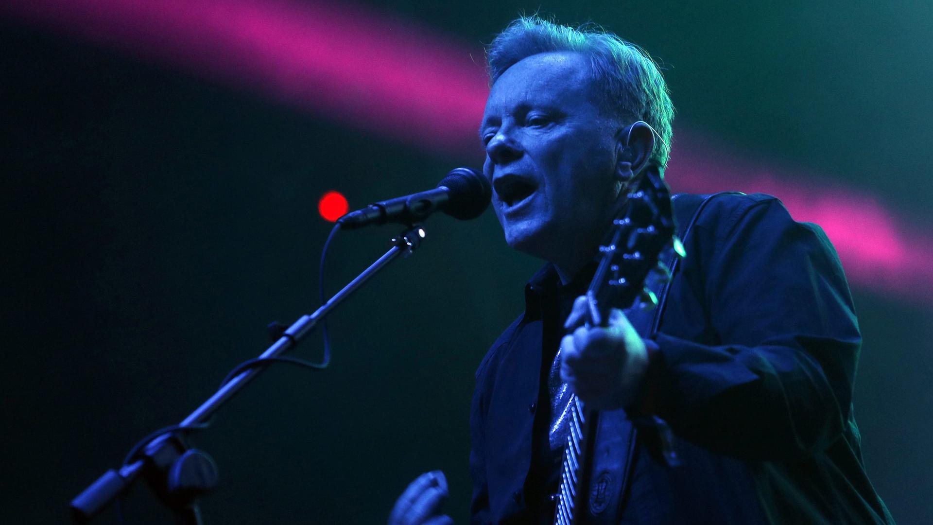 Bernard Sumner, Sänger und Gitarrist der britischen Band New Order bei einem Auftritt in Santiago de Chile im Jahr 2014.