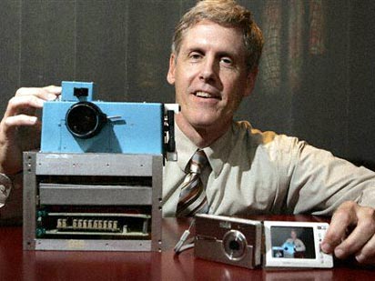 Steven J. Sasson und der erste Prototyp einer digitalen Kamera aus dem Jahr 1975.