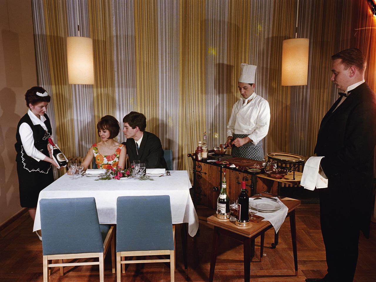 Pärchen in einem DDR-Luxushote um 1967