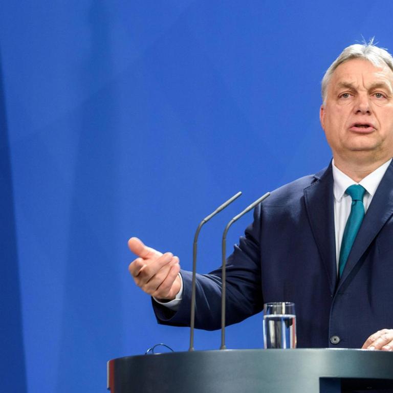 Der Ministerpräsident von Ungarn, Viktor Orban, steht an einem Rednerpult
