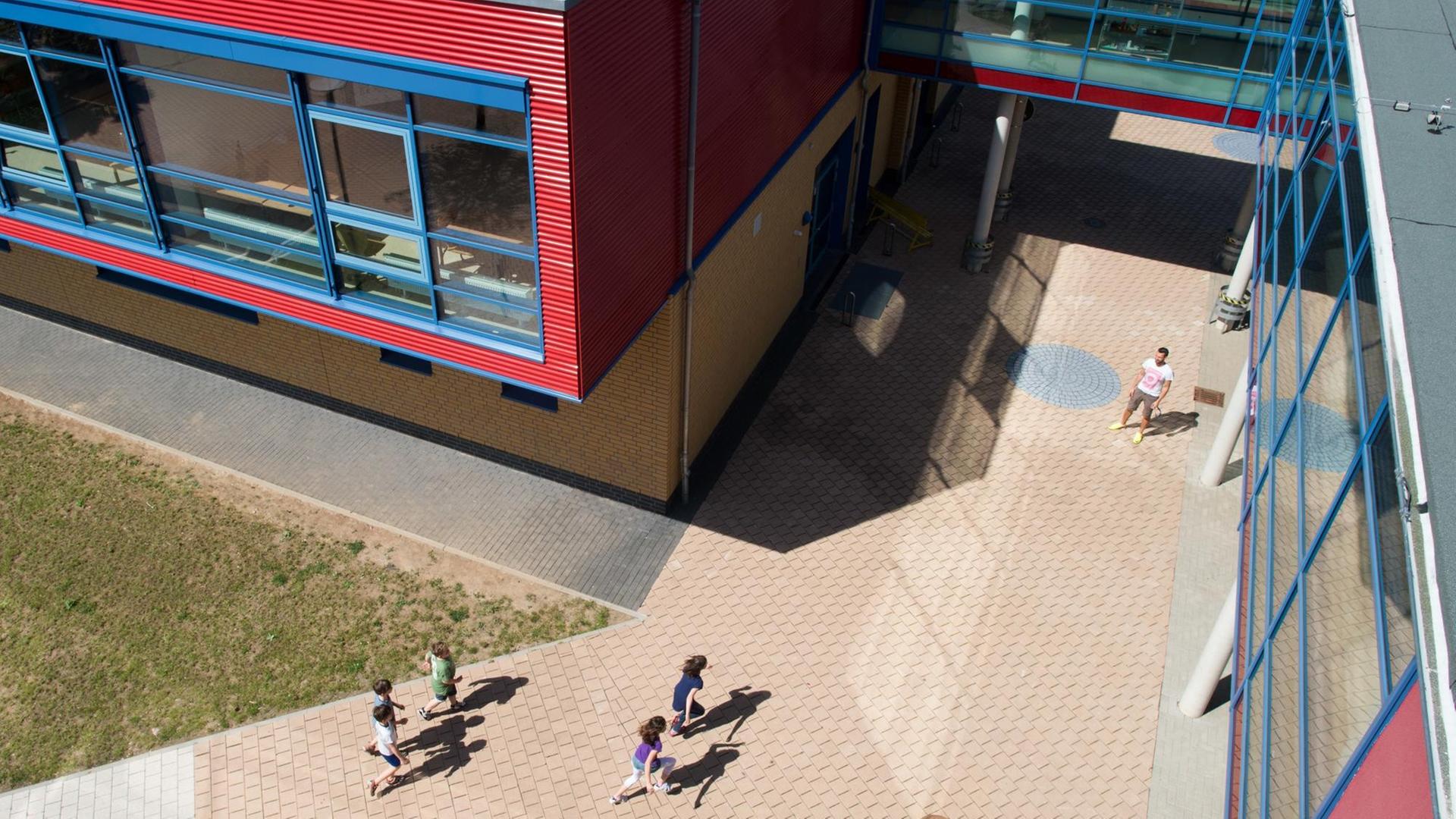 Schüler laufen in Wolmirstedt (Sachsen-Anhalt) über den Hof der Ganztagsschule Johannes Gutenberg. Die Schule war in Berlin mit dem ersten Platz im Wettbewerb "Starke Schule" ausgezeichnet worden.