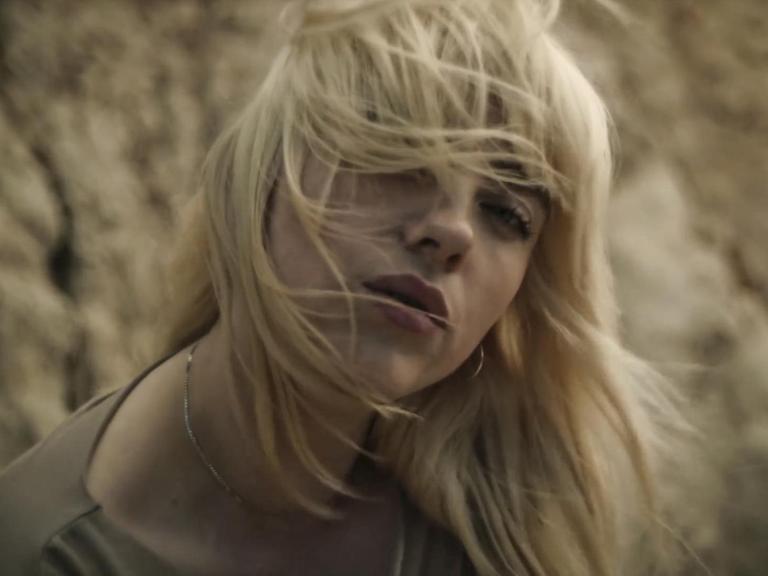 Screenshot eines Postings von Billie, es zeigt einen Ausschnit aus ihrem Video für das Lied "Your power".