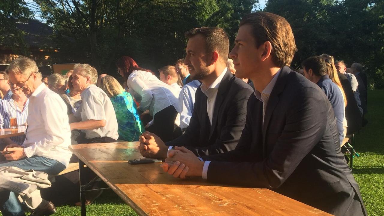 Paul Ziemiak (l.), Bundesvorsitzender der Jungen Union Deutschlands, sitzt zusammen mit dem österreichischen Außenminister Sebastian Kurz auf einer Bierbank bei einer Wahlveranstaltung in Arnsberg im Sauerland  