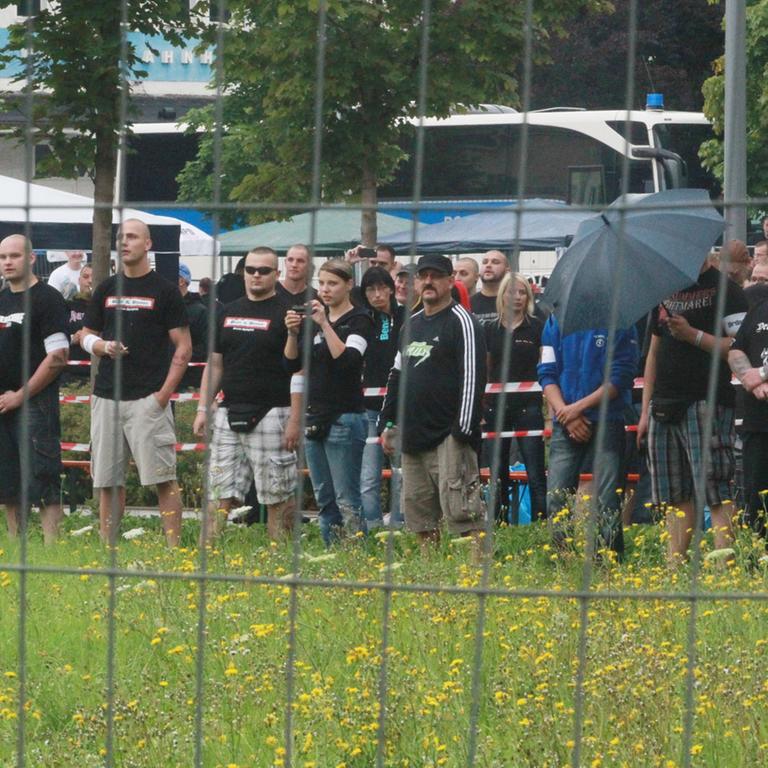 Teilnehmer der NPD-Veranstaltung "Rock für Deutschland" stehen am Samstag (07.07.2012) hinter Absperrgittern auf dem Bahnhofsvorplatz in Gera.