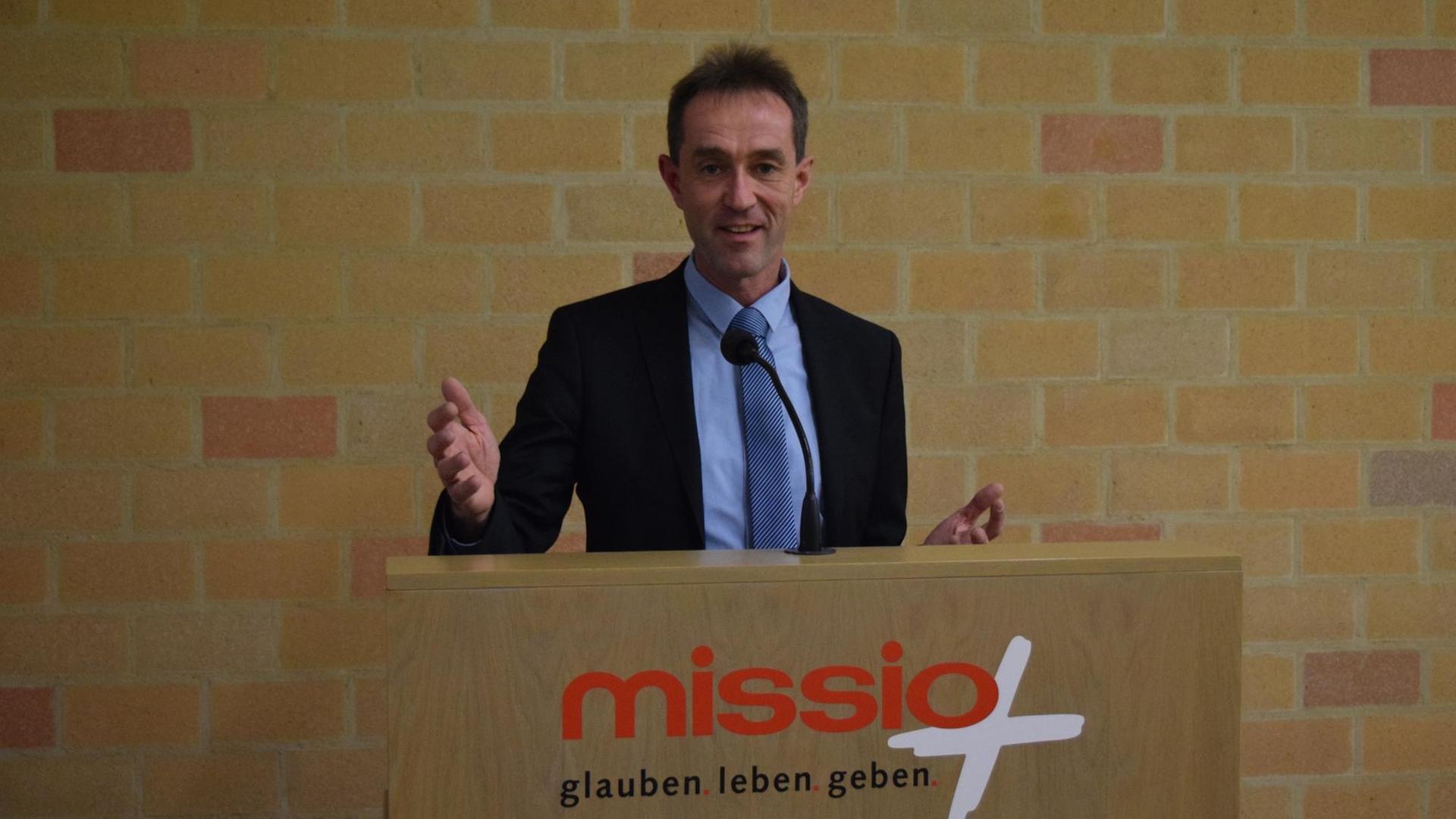 Professor Dr. mult. Klaus Vellguth ist katholischer Theologe und Religionspädagoge