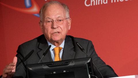 Wolfgang Ischinger spricht auf der Konferenz "The Hamburg summit"
