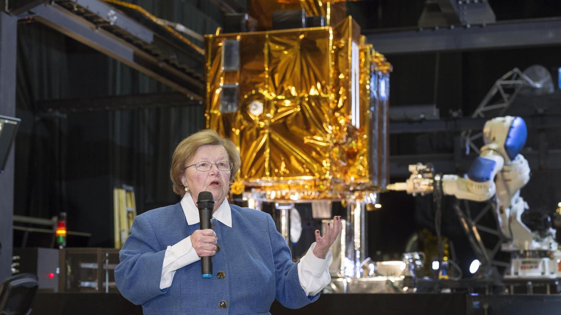 Senatorin Barbara Mikulski beim Besuch des Goddard Space Flight Center in Greenbelt