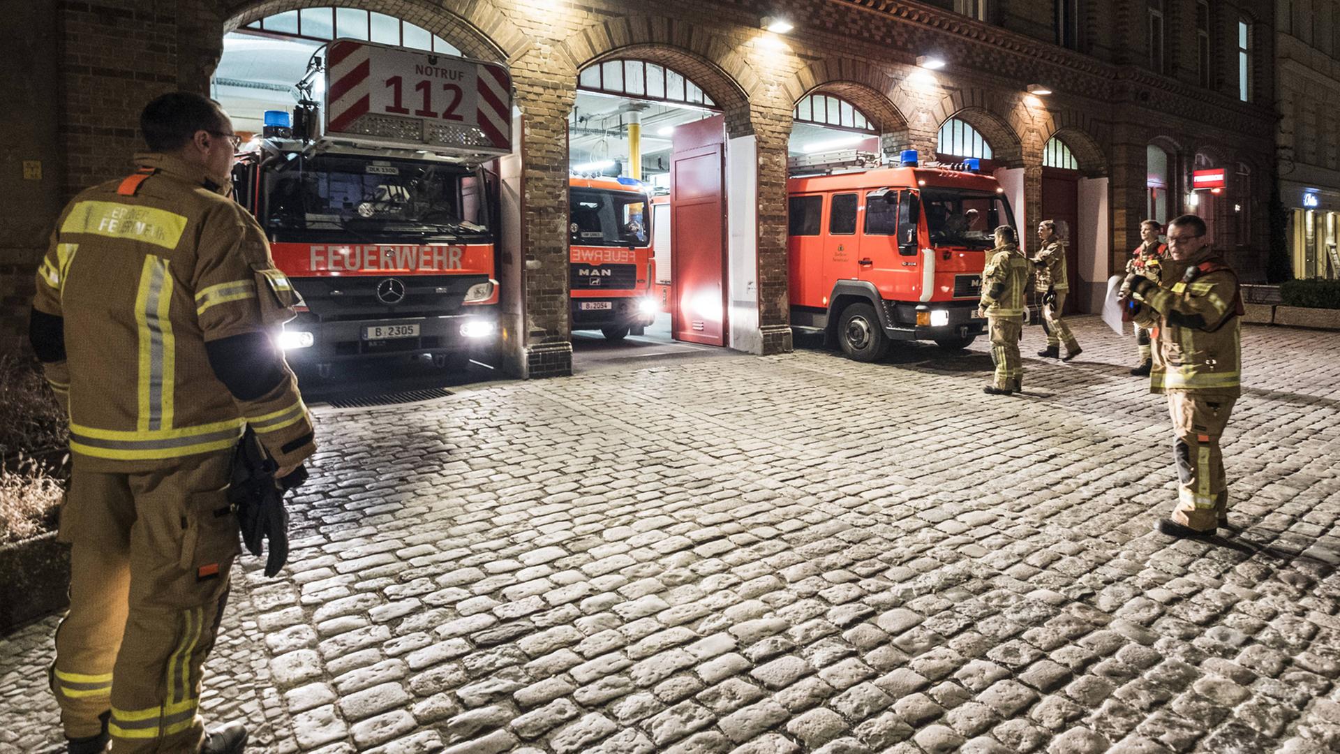 Löschfahrzeuge und Drehleiter der Berliner Feuerwehr beim Ausrücken aus der Feuerwache 1300 in Berlin-Prenzlauer Berg