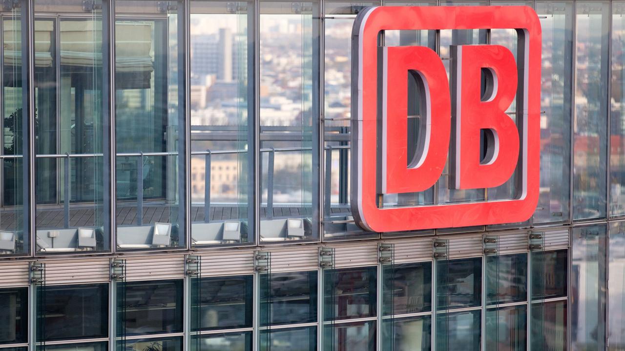 Der Deutsche-Bahn-Tower in Berlin mit dem DB-Logo in rot