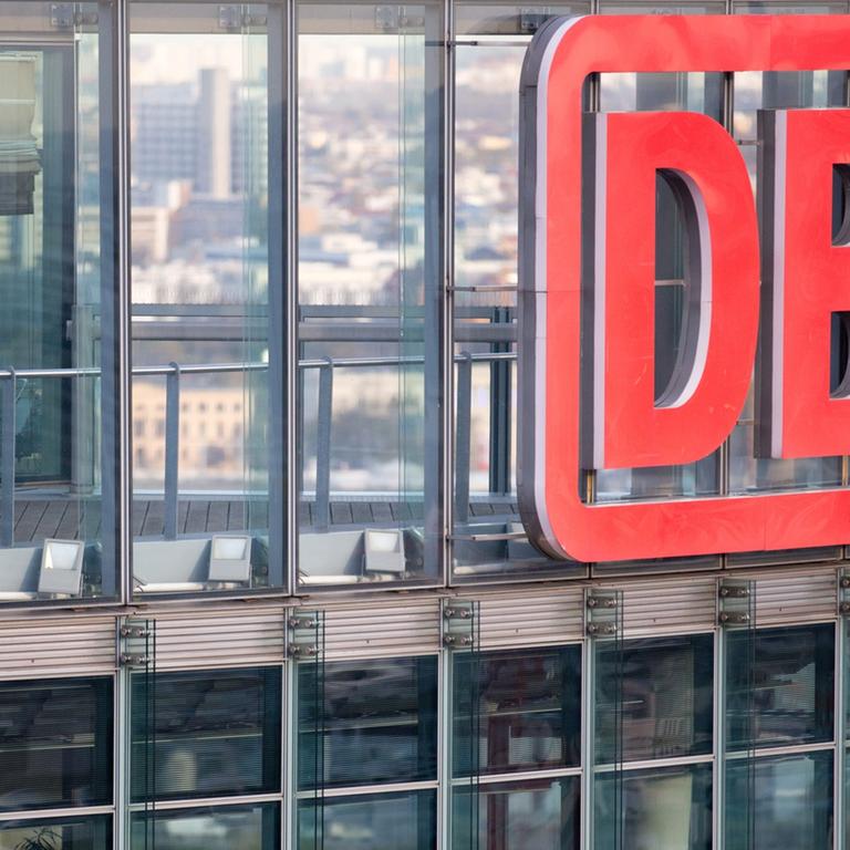 Der Deutsche-Bahn-Tower in Berlin mit dem DB-Logo in rot