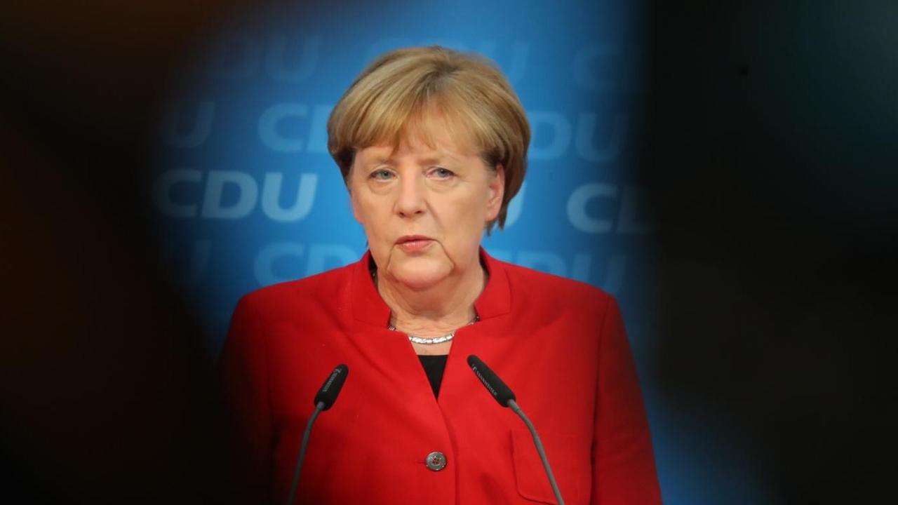 Bundeskanzlerin Angela Merkel (CDU) äußert sich am 20.11.2016 in der CDU-Parteizentrale in Berlin während einer Pressekonferenz nach einer Vorstandsklausur ihrer Partei zu ihrer politischen Zukunft als CDU-Vorsitzende und Bundeskanzlerin. Foto: Kay Nietfeld/dpa | Verwendung weltweit