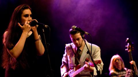Kitty Durham (l) und Lewis Durham spielen am Freitag (16.09.2011) mit ihrer Band Kitty, Daisy & Lewis ein Konzert in der Columbiahalle in Berlin.