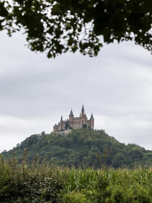 Außenaufnahme der Burg Hohenzollern in Hechingen in Baden-Württemberg, aufgenommen im August 2019