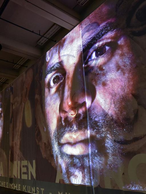 Blick auf die Installation "Atlas Fractured" des Künstlers Theo Eshetu auf der documenta 14 am 07.06.2017 in der Neuen Neuen Galerie in Kassel (Hessen).