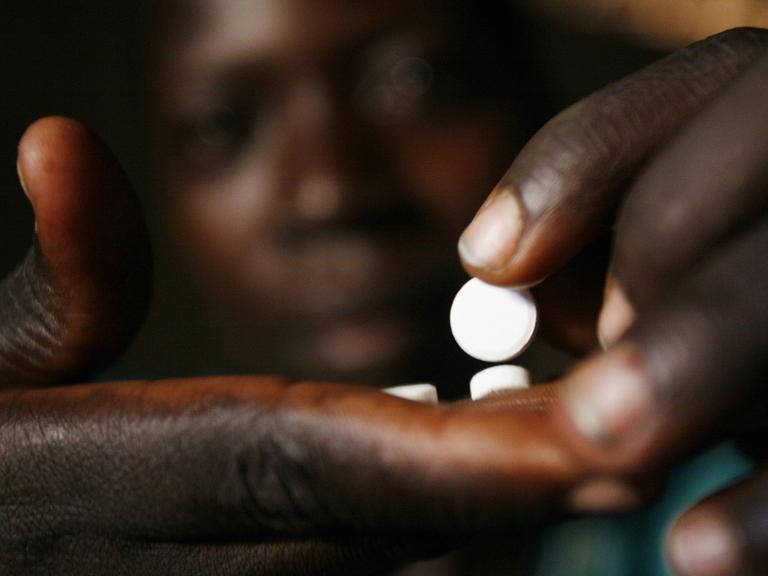 Eine mit dem HIV-Virus infizierte Frau nimmt am Freitag (11.05.2007) in einem Flüchtlingslager in der Nähe von Gulu in Uganda ihre Medizin ein.