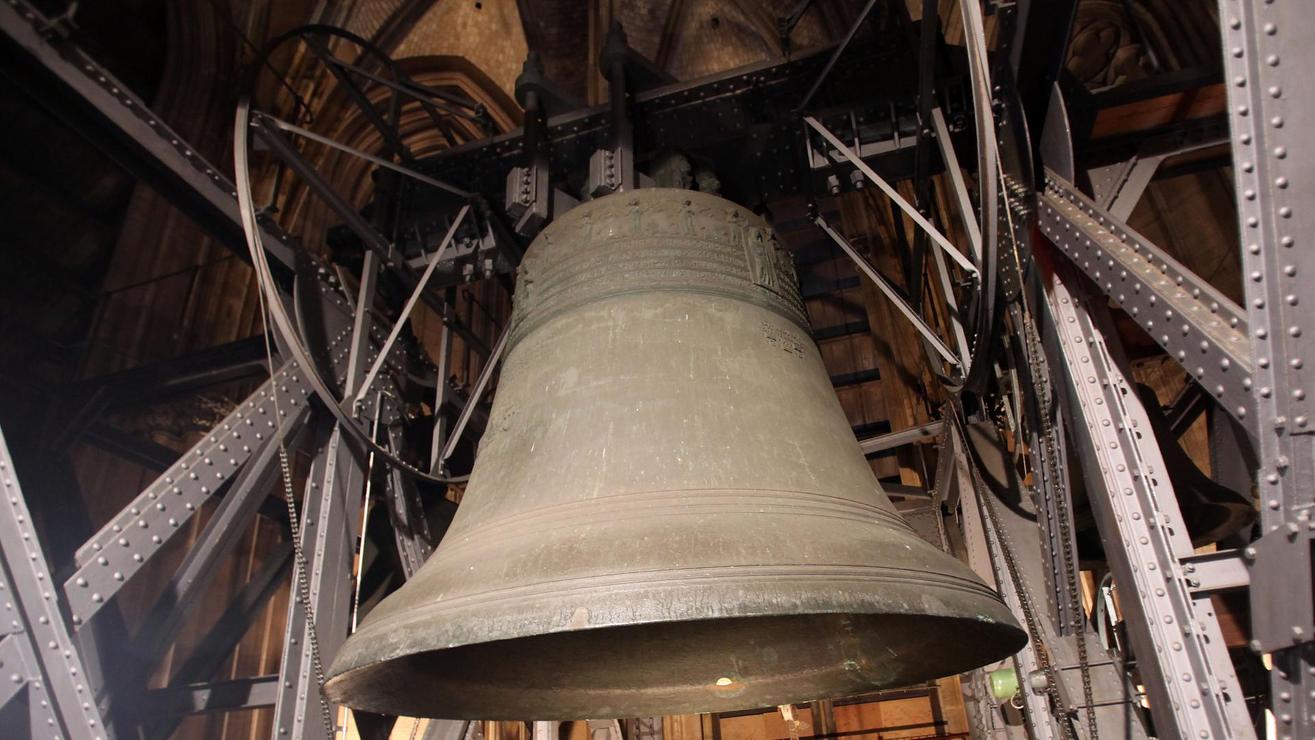 Der "Dicke Pitter", die größte Glocke des Kölner Doms, wird seit 1902 elektrisch geläutet - wenn nicht gerade der Klöppel zur Reparatur muss ...