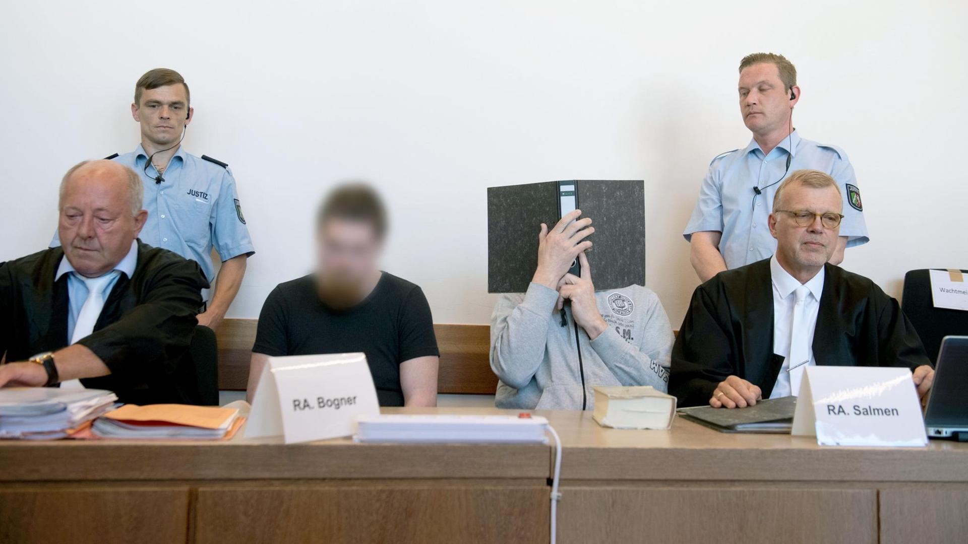 Landgericht Detmold: Die Angeklagten Mario S. (l) und Andreas V. sitzen zwischen ihren Anwälten Jürgen Bogner (l) und Johannes Salmen im Saal des Landgerichtes. Ihre Gesichter sind unkenntlich gemacht.