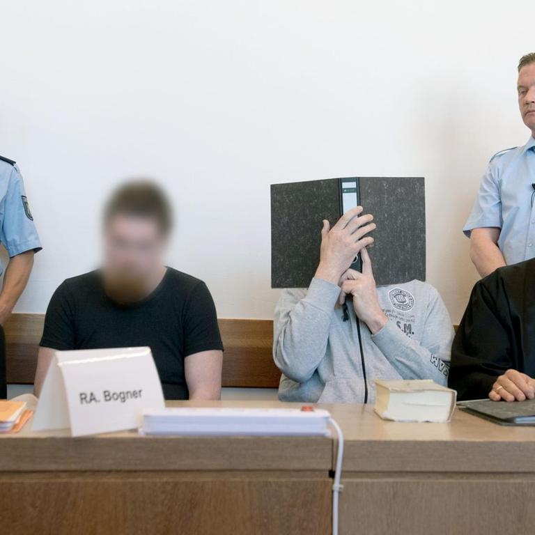 Landgericht Detmold: Die Angeklagten Mario S. (l) und Andreas V. sitzen zwischen ihren Anwälten Jürgen Bogner (l) und Johannes Salmen im Saal des Landgerichtes. Ihre Gesichter sind unkenntlich gemacht.