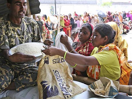 Ein Staatsbediensteter verkauft Reis in Dhaka.