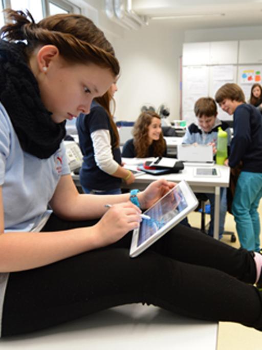 Schüler Rüsselsheim Gymnasium 7. Klasse Tablet-PCs Tablet Tablet-PC Internet Internetzugang Unterricht Klasse mobil mobiler Computer