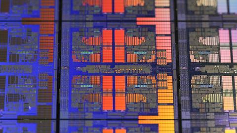 Computerchips nebeneinander auf einem Wafer.