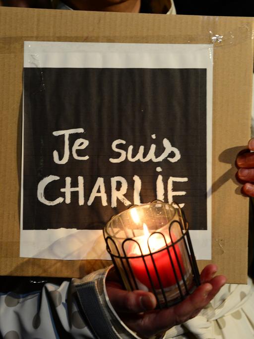 Hunderte Menschen haben sich in Paris versammelt, um der Opfer des Anschlags auf das Satiremagazin "Charlie Hebdo" zu gedenken.