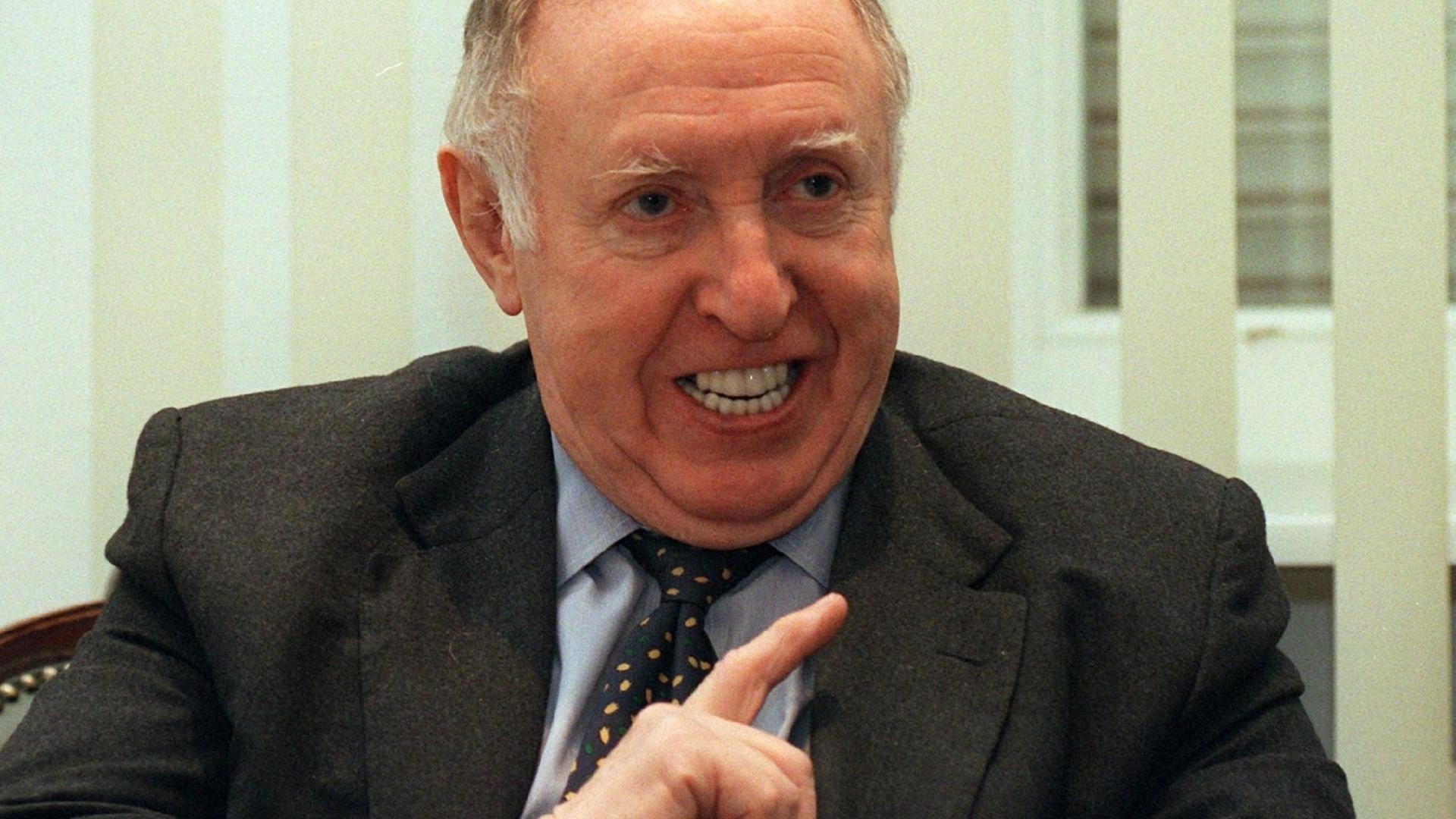 Portraitaufnahme: Ignatz Bubis, Vorsitzender des Zentralrats der Juden in Deutschland von 1992-1999, in seinem Büro in Frankfurt am Main (1997)