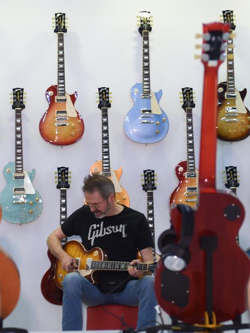 Andy Knapp bereitet am 14.04.2015 auf der Musikmesse in Frankfurt am Main am Stand von Gibson Gitarren ein Instrument für die Präsentation vor.