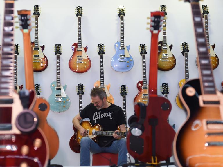 Andy Knapp bereitet am 14.04.2015 auf der Musikmesse in Frankfurt am Main am Stand von Gibson Gitarren ein Instrument für die Präsentation vor.