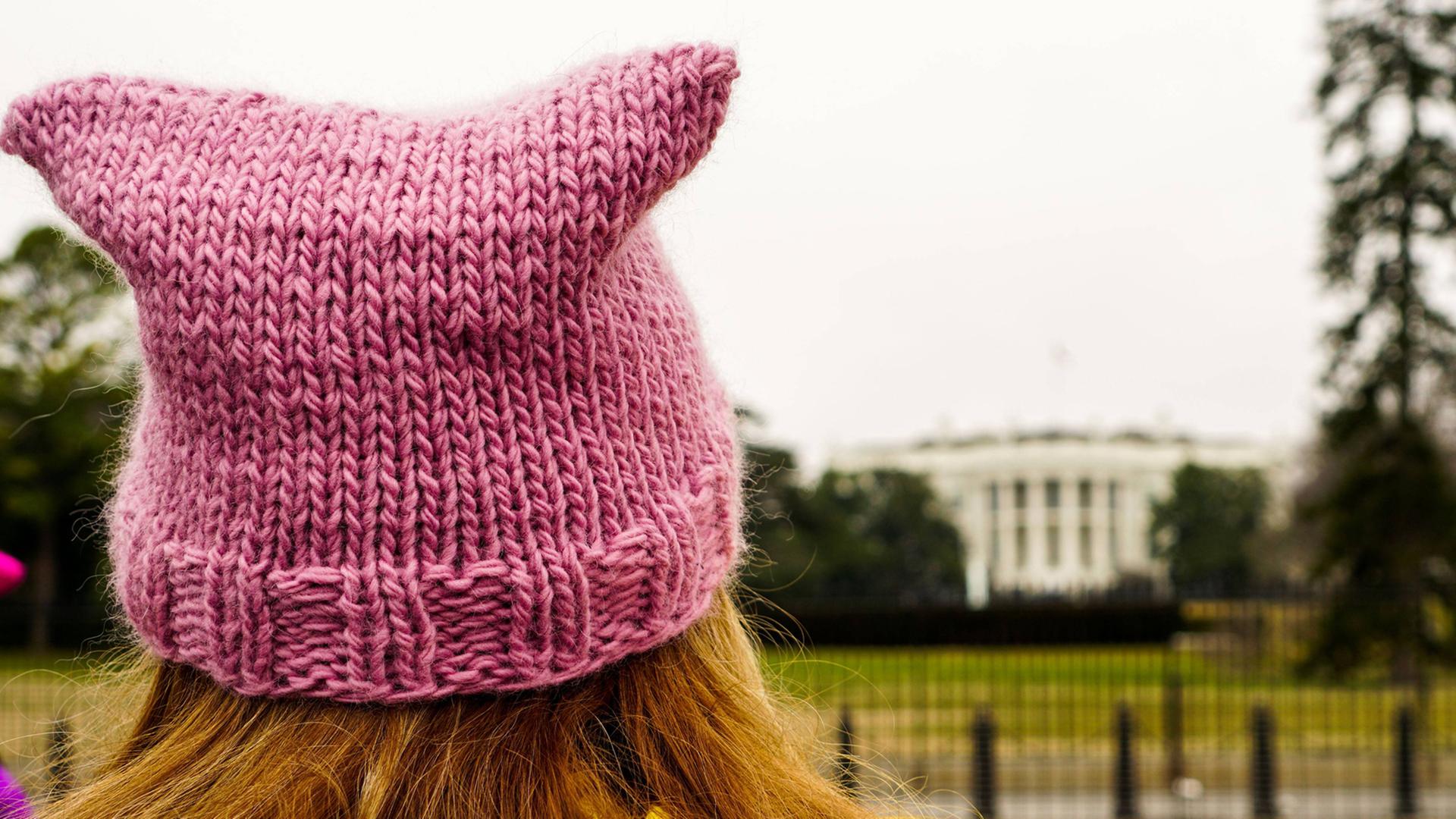Eine Frau mit einem Pussy Hat vor dem Weißen Haus - als Zeichen des Protests gegen US-Präsident Donald Trump