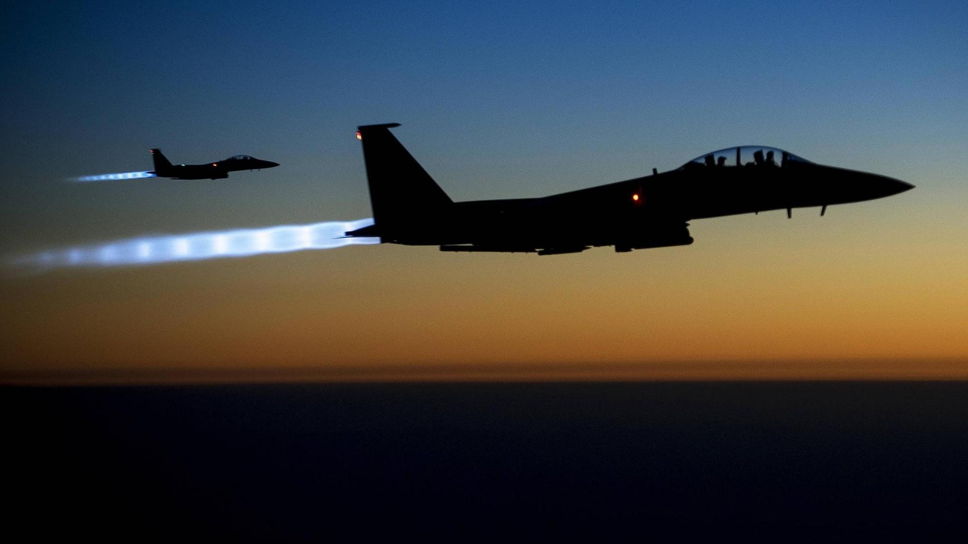 Zwei F-15E Strike Eagles der US-Luftwaffe fliegen nach Luftangriffen auf Stellungen der Terrormiliz Islamischer Staat in Syrien über dem Norden des Iraks.
