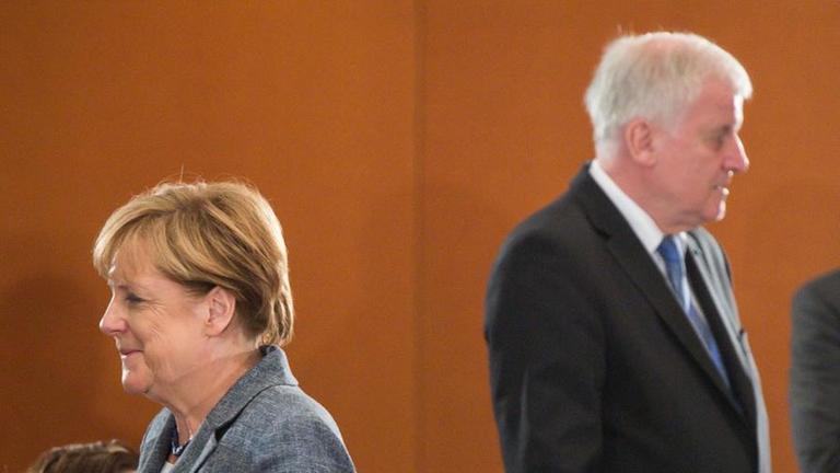 Bundeskanzlerin Angela Merkel und Bayerns Ministerpräsident Seehofer während einer Sondersitzung zur Asyl- und Flüchtlingspolitik im Bundeskanzleramt in Berlin