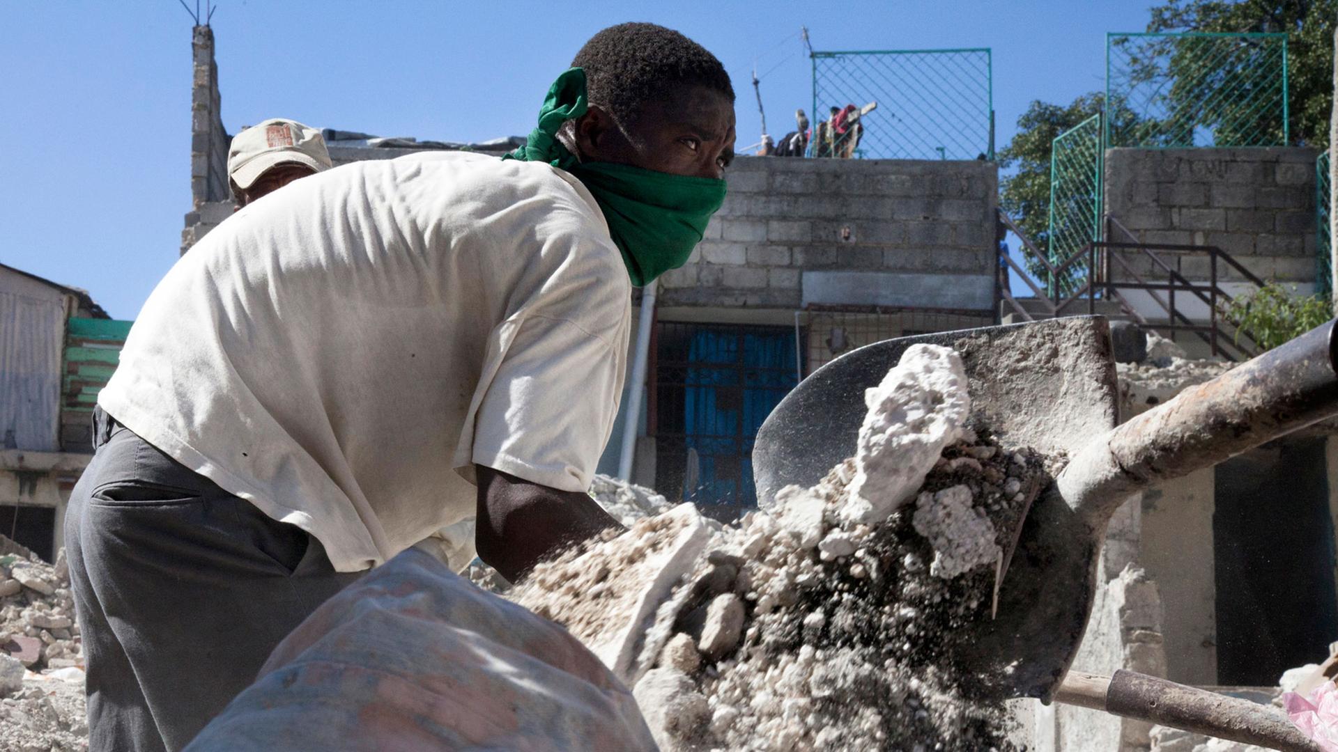 Aufräumarbeiten in Port au Prince nach dem Erdbeben auf Haiti im Januar 2010.