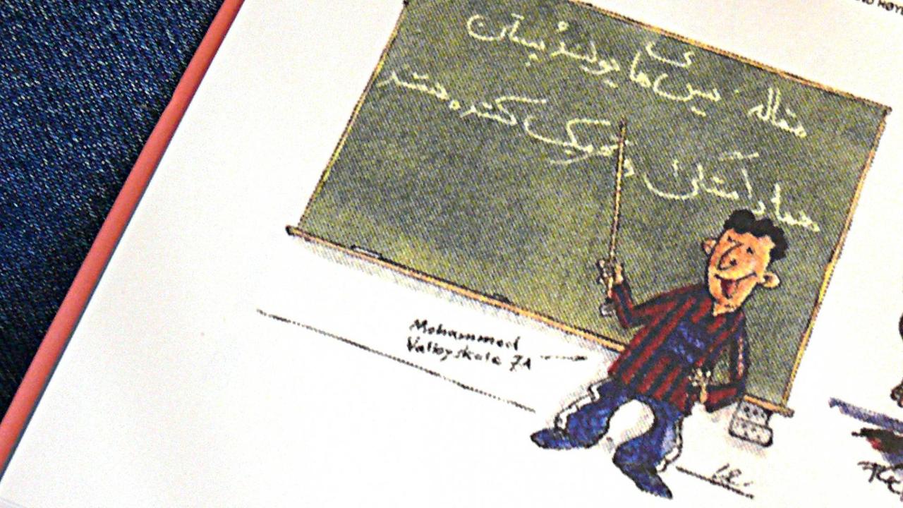 Die Karikatur von Lars Refn: Ein Schuljunge steht vor einer Tafel und streckt die Zunge heraus.