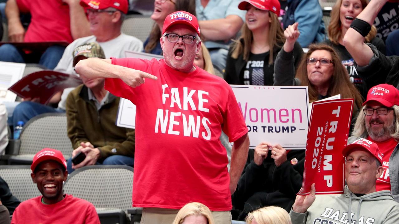 Ein Donald Trump Fan bei "Keep America Great" in Dallas, er trägt eine rotes T-Shirt mit dem Schriftzug "Fake News", Texas, 2019.