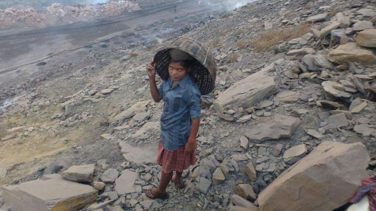 Die 14-jährige Shivani auf dem Weg in den Tagebau.
